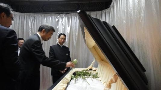 為什么在葬禮中一定要悲傷甚至哭泣？這種行為是怎么留下來的？